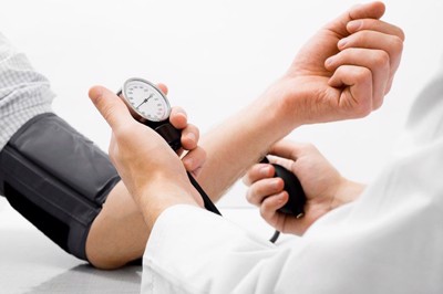 5 triệu chứng cao huyết áp (tăng huyết áp) dễ nhận biết nhất